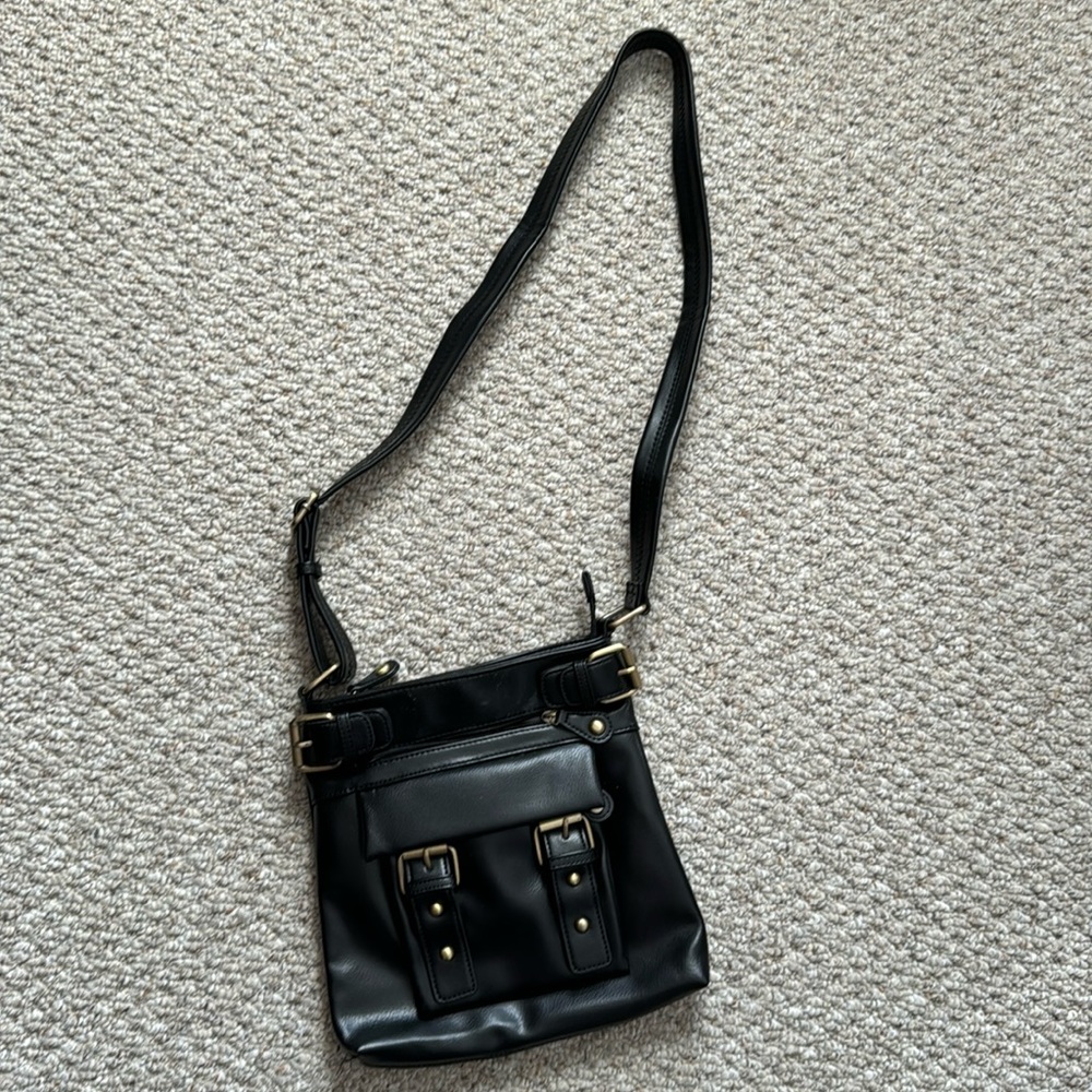Black crossbody purse with a lot of room and many compartments;